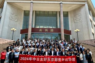 邮报：贝林厄姆和母亲马德里逛街被众多球迷包围